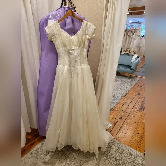 Vintage Wedding dress. Cream. Size 6. I never wore it. - Picture 3 of 8